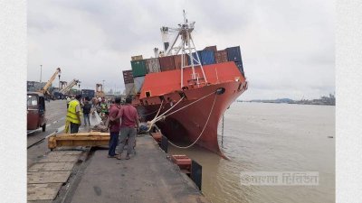 পানামা`র পতাকাবাহী কনটেইনার জাহাজ &lsquo;ওইএল হিন্দ&rsquo; । জেটিতে মাল ওঠানোর সময় এটি কাত হয়ে যায়।