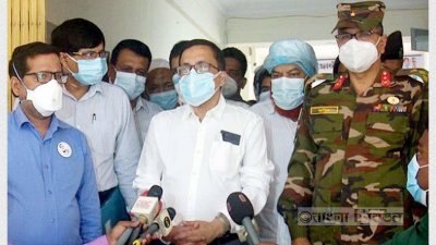 রাজশাহী মেডিক্যাল কলেজে সাংবাদিকদের সঙ্গে কথা বলছেন স্বাস্থ্য অধিদফতরের মহাপরিচালক এবিএম খোরশেদ আলম।
