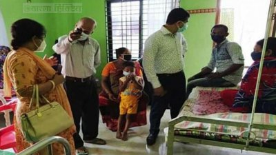শার্শায় ক্লিনিকে অভিযানের সময় রোগী ও স্বজনদের সঙ্গে কথা বলছেন কর্মকর্তারা