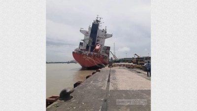 জেটিতে মাল ওঠানোর সময় কাত হয়ে যাওয়ায় আজ বন্দর ছেড়ে যাওয়ার অনুমতি পায়নি পানামা`র পতাকাবাহী কনটেইনার জাহাজ &lsquo;ওইএল হিন্দ&rsquo;।