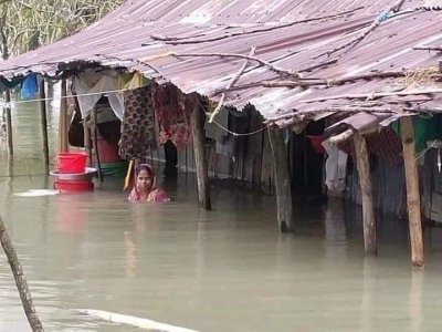 বর্ষণে বাড়িঘর প্লাবিত