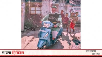স্কুটিতে প্রশাসক খোরশেদ আলম সুজন