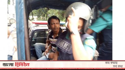 ঘটনাস্থল থেকে একজনকে আটক করে থানায় নিযে যাচ্ছে পুলিশ
