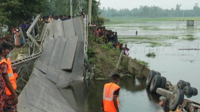 বেইলি ব্রিজ ভেঙে সিমেন্টবোঝাই ট্রাক খালে