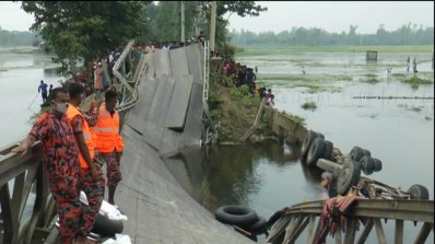 বেইলি ব্রিজ ভেঙে সিমেন্টবোঝাই ট্রাক খালে