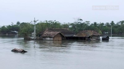 বন্যায় তলিয়ে গেছে বাড়িঘর