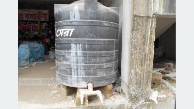 অকেজো হয়ে আছে পানির ট্যাংকের কল