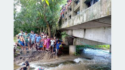 বাঁধভাঙা উল্লাসে মেতে ওঠেন এলাকাবাসী