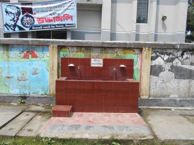 পড়ে আছে পানি ও সাবানবিহীন বেসিন