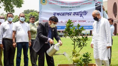 বৃক্ষ রোপণ করছেন পররাষ্ট্রমন্ত্রী 