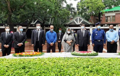 বঙ্গবন্ধুর সমাধিতে বিমসটেক কর্মকর্তাদের শ্রদ্ধা