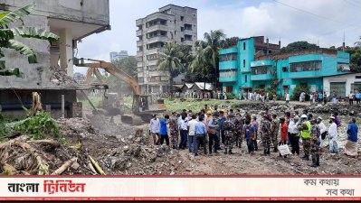 নরসিংদীতে ব্রহ্মপুত্র তীরে অবৈধ স্থাপনা উচ্ছেদ করে জেলা প্রশাসন।