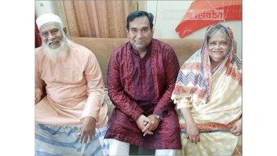 বাবা-মায়ের সঙ্গে ঠাকুরগাঁওয়ের জেলা প্রশাসক। গত ঈদুল আজহার সময়ে তোলা।