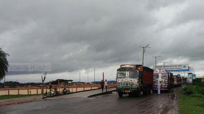 ভারত থেকে পণ্যবাহী ট্রাক প্রবেশ করছে