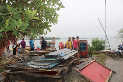 বাড়ি-ঘর ছেড়ে আসা লোকজন