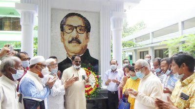 নীলফামারীর ডোমারে বঙ্গবন্ধুর ম্যুরাল উন্মোচন।