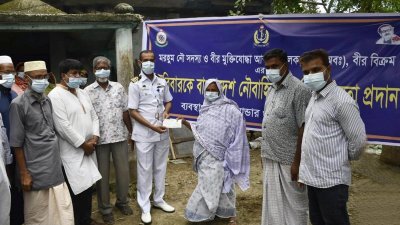 আব্দুল খালেক বীর বিক্রমের পরিবারকে সহায়তা