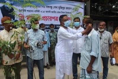 ১৫ হাজার মাস্ক ও ২০ হাজার গাছের চারা বিতরণ