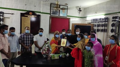 ‘রিয়েল লাইফ হিরো’ আঁখিকে খুলনায় সংবর্ধনা