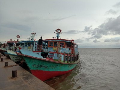 পাটুরিয়া ঘাট থেকে লঞ্চ চলাচল বন্ধ