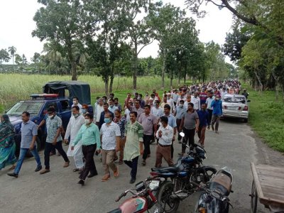 ১১ কোটি বকেয়া টাকার দাবিতে আখচাষি-কর্মীদের বিক্ষোভ