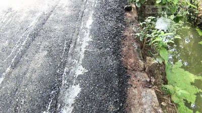 সড়কের পাশে ইটের গাইড থাকার কথা থাকলেও তা অনেক জায়গায় দেখা যায়নি