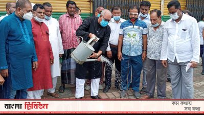 গাছের চারায় পানি ঢালছেন কেসিসি মেয়র তালুকদার আব্দুল খালেক 