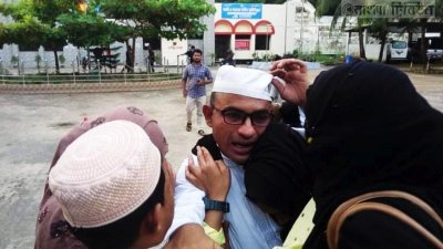 কারাগার থেকে বেরিয়ে স্বজনদের ধরে কান্নায় ভেঙে পড়েন সাংবাদিক ফরিদুল মোস্তফা