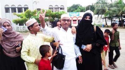 স্বজনদের সঙ্গে সাংবাদিক ফরিদুল মোস্তফা