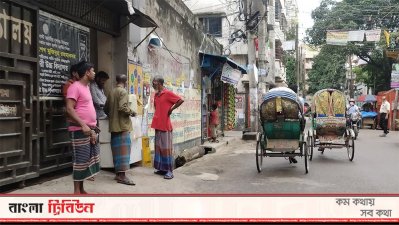 মুখে মাস্ক ছাড়ায় কয়েকজন দাঁড়িয়ে আছে