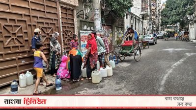 ওয়ারী এলাকায় স্বাস্থ্যবিধি না মেনেই পানি নিচ্ছেন কয়েকজন