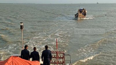 সাগরে চার দিন ধরে ভাসতে থাকা জেলেদের উদ্ধার