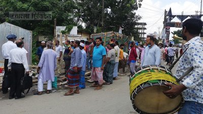 ঢোল পিটিয়ে মুক্তিযোদ্ধা কমপ্লেক্সের জায়গা দখল!