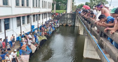 ঝুঁকি নিয়ে চলছে মাছ শিকার