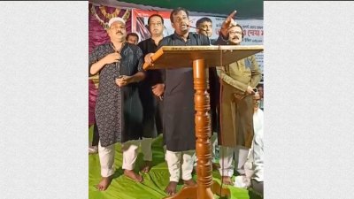 জাতীয় শোক দিবসের আলোচনায় স্থানীয় সাংবাদিকদের উদ্দেশে বক্তব্য রাখছেন রাজশাহী-৩ আসনের সংসদ সদস্য আয়েন উদ্দিন।