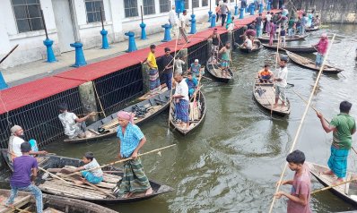 ঝুঁকি নিয়ে চলছে মাছ শিকার