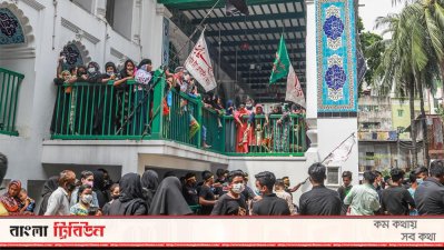 হোসেনি দালান চত্বরে ভক্তরা