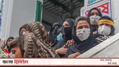 হোসেনি দালান চত্বরে ভক্তরা