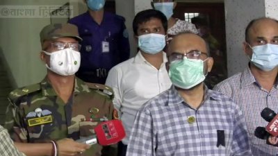 গণমাধ্যমের সামনে কথা বলছেন তদন্ত কমিটির সদস্যরা