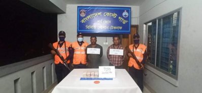 উদ্ধারকৃত ইয়াবাসহ দুই মাদক ব্যবসায়ী 