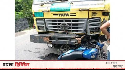 কাভার্ডভ্যানের নিচে মোটরসাইকেল