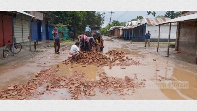 জাহিদুল ইসলাম বাবু মিয়ার অর্থায়নে চলছে সড়ক সংস্কার
