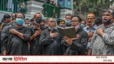 হোসেনি দালান চত্বরে ভক্তরা