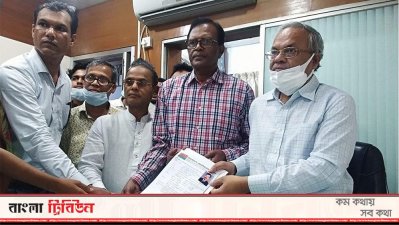 মনোনয়ন ফরম জমা নিচ্ছেন রুহুল কবির রিজভী