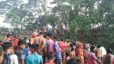 নিহতের লাশকে ঘিরে এলাকাবাসীর ভীড় 