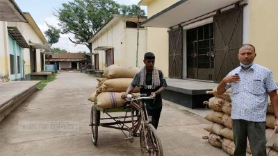 খাদ্য গুদামে চাল নিয়ে যাওয়া হচ্ছে 