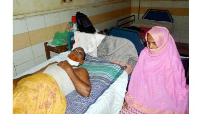 হাসপাতালে চিকিৎসাধীন আহত মুক্তিযোদ্ধা সামছুল হক