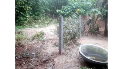 মুুক্তিযোদ্ধার বাড়ির সামনে কাঁটাতারের বেড়