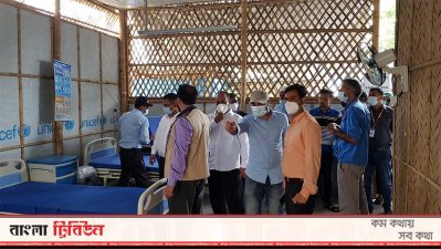 চিকিৎসাকেন্দ্রটি পরিদর্শন করছেন অতিথিরা