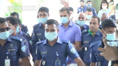 আদালত থেকে কারাগারে নিয়ে যাওয়া হচ্ছে সিনহা হত্যা মামলার আসামি বরখাস্ত ওসি প্রদীপ কুমার দাশকে। (ফাইল ছবি)